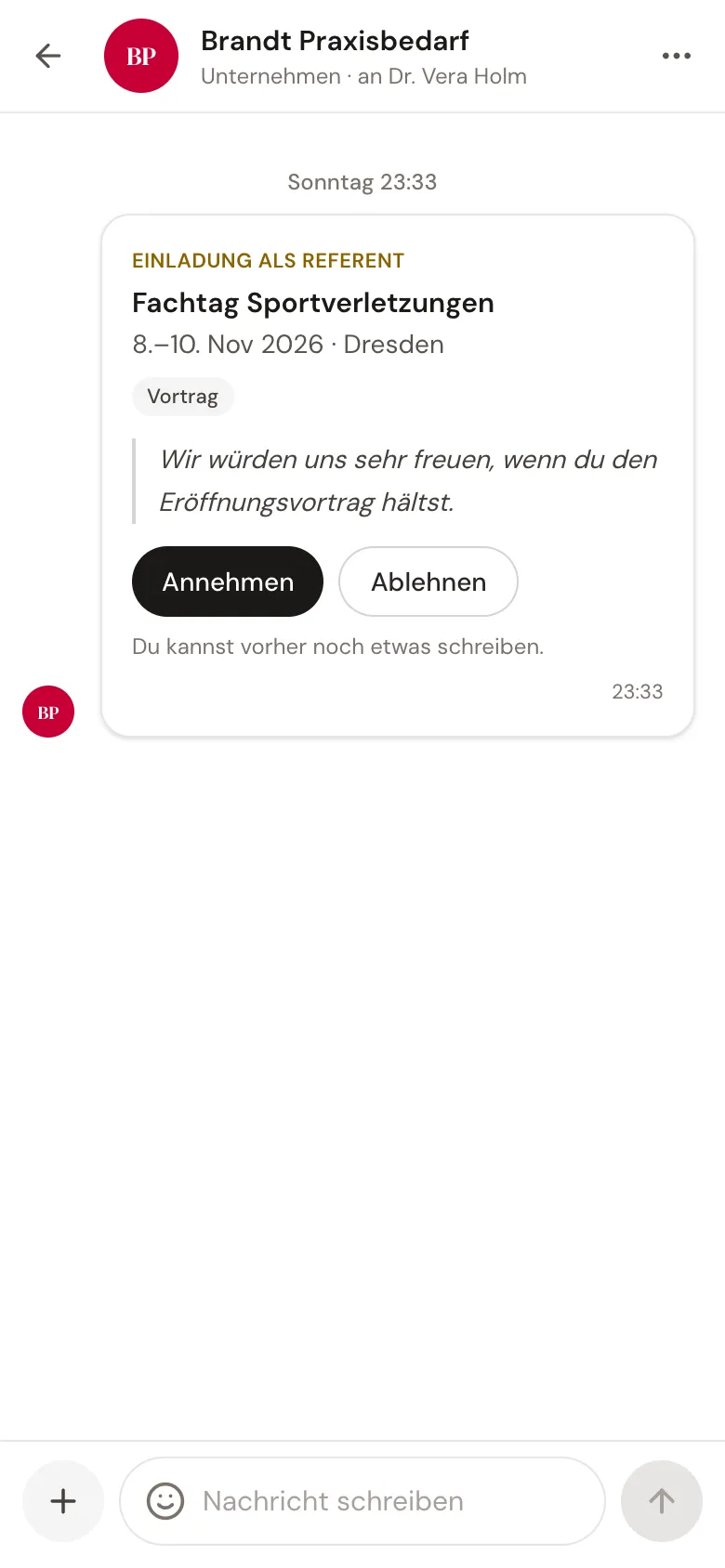 Eine Einladung als Referent im Postfach am Handy, mit den Knöpfen Annehmen und Ablehnen.
